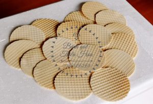 bánh quế ăn kèm bánh sinh nhật