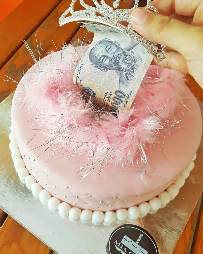 bánh kem sinh nhật có tiền