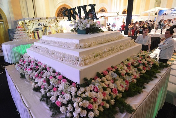 bánh kem sinh nhật khổng lồ