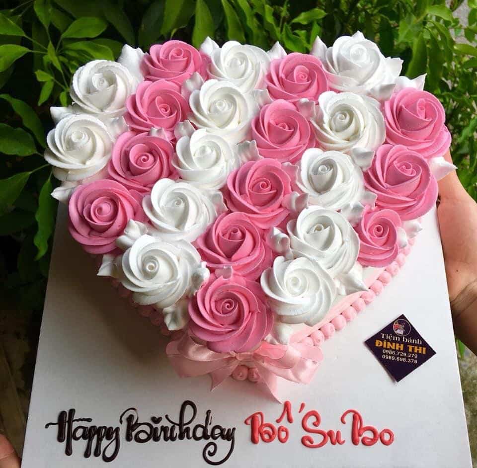 mở bánh kem sinh nhật