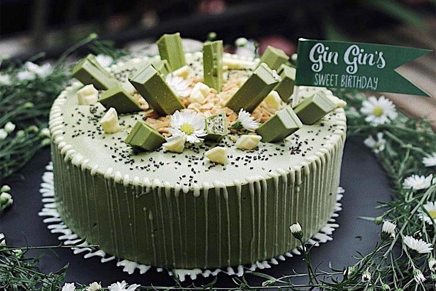 mở bánh kem sinh nhật